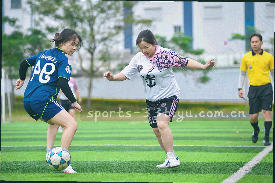 俯拍桌面上整齐排列的截图与来源材料，界面内容被做模糊处理